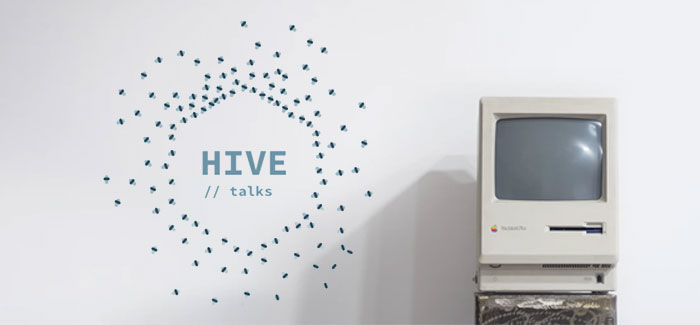 Alter Macintosh-Rechner vor weißer Wand mit HIVE-Talks-Logo