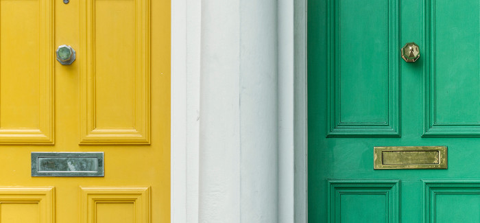 gelbe Tür neben einer grünen Tür